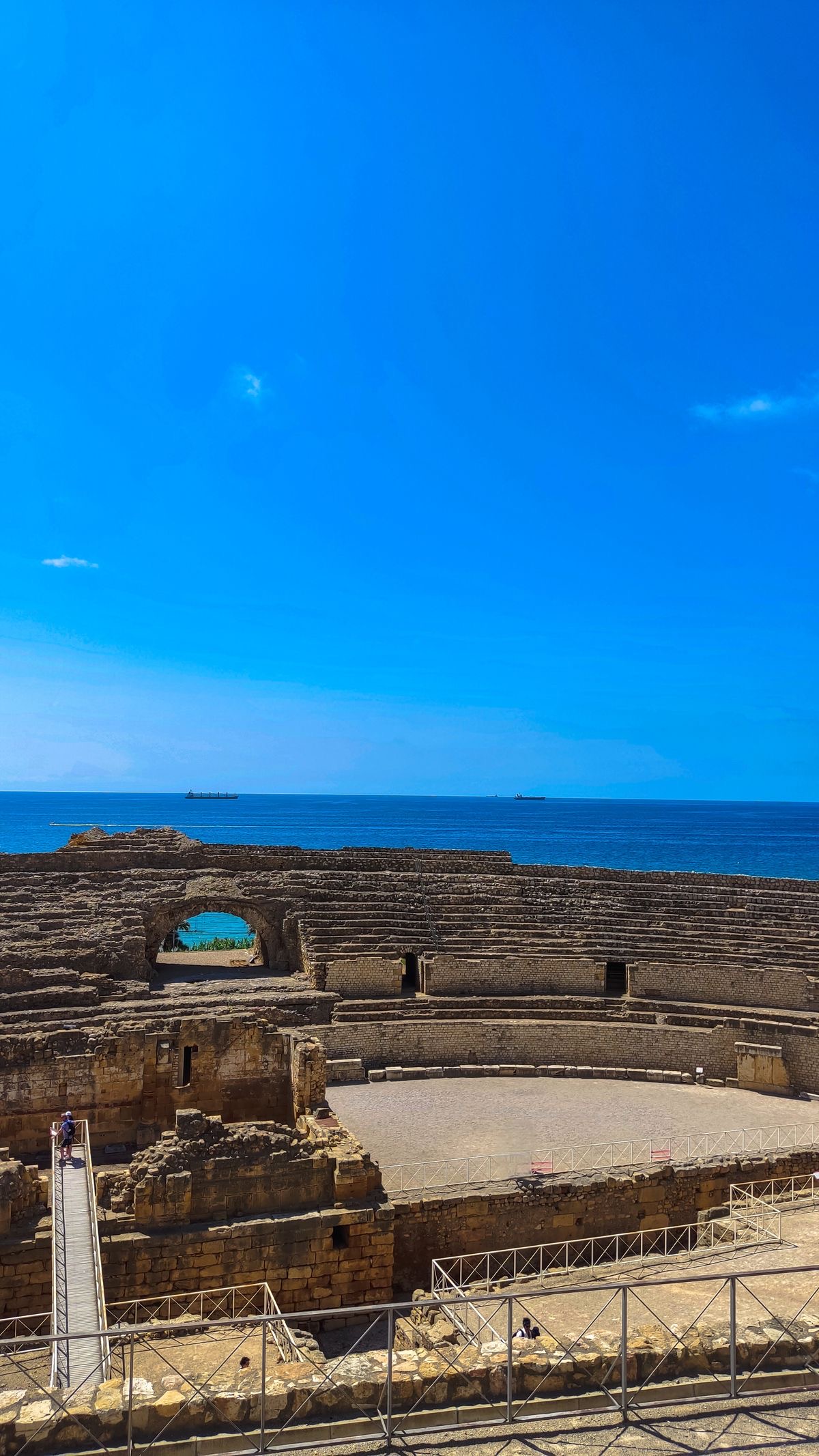 Amfiteatre romà de Tarragona davant del mar